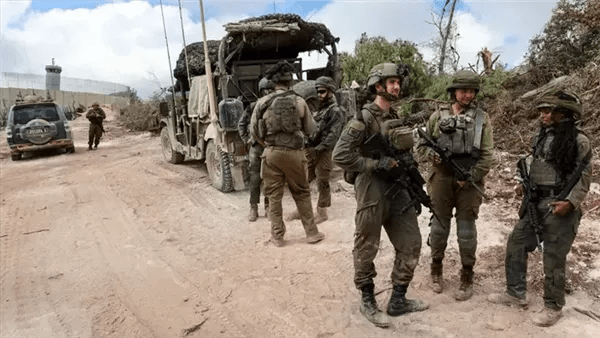  الاحتلال يستهدف 3 مسلحين في رفح بعد رصدهم أثناء خروجهم من مخابئهم