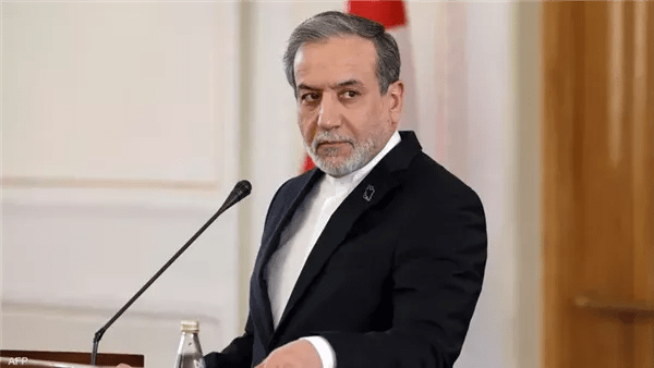 وزير الخارجية الإيراني يغادر إلى مسقط لإجراء مفاوضات نووية مع الولايات المتحدة