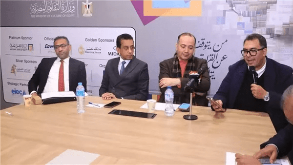 بدلة رعب.. ممثل شاب يروج لروايات سارة خميس بمعرض الكتاب