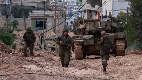 قوات الاحتلال تقتحم بلدة بيت حنينا ومخيم قلنديا الفلسطينية