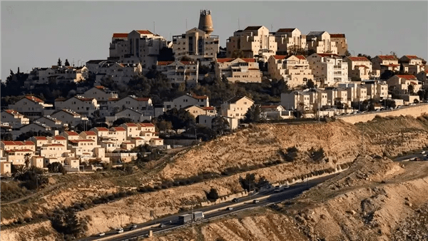 تصعيد إسرائيلي بالضفة.. قرارات استيطانية جديدة تثير قلقًا عربيًا ودوليًا