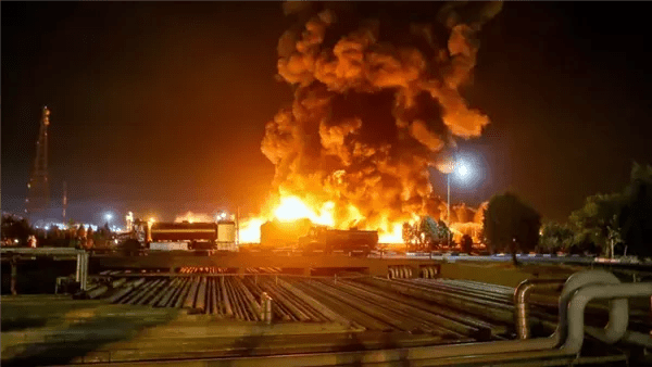 حريق ضخم بمصفاة نفط فى العاصمة الكوبية هافانا حريق ضخم بمصفاة نفط فى العاصمة الكوبية هافانا