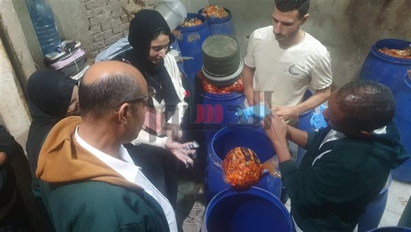 قبل توزيعها في رمضان.. ضبط طن ونصف مخلل فاسد في الغردقة