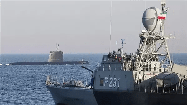 خبير شؤون إيرانية يكشف دلالة المناورة البحرية السيطرة الذكية في مضيق هرمز 