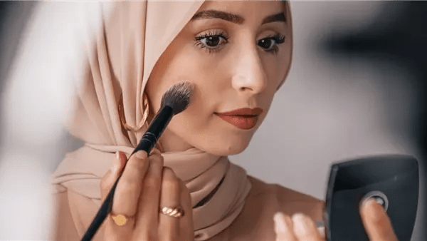 ما هو المقدار المباح للمرأة في الزينة.. أمينة الفتوى تُوضح 