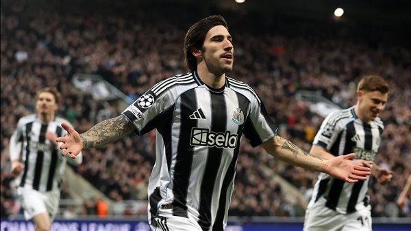 نيوكاسل يكرر فوزه على كاراباخ ويتأهل لدور الـ16 بدوري الأبطال