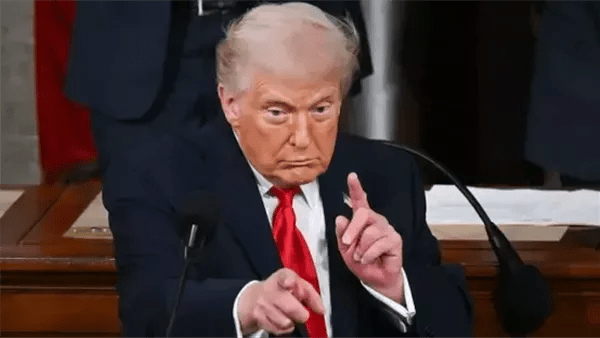 ترامب: الجيش الأمريكي يُنفذ عملية ضخمة ومستمرة ضد إيران ترامب: الجيش الأمريكي يُنفذ عملية ضخمة ومستمرة ضد إيران