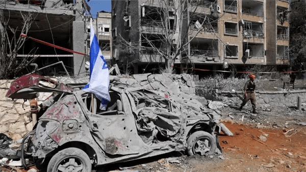 إعلام إسرائيلي: سقوط ذخائر عنقودية في بني براك شرقي تل أبيب