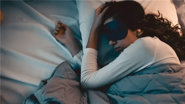 تنام ساعات كافية وتستيقظ متعبا؟.. خبراء يوضحون الأسباب