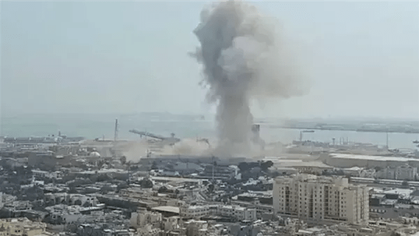 الكويت: خروج 7 خطوط لنقل الطاقة الكهربائية عن الخدمة جراء سقوط شظايا