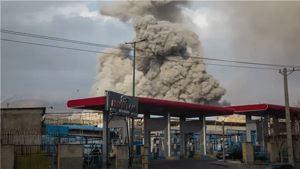 إسرائيل تدشن مرحلة جديدة من الحرب باستهداف مخازن النفط في إيران 