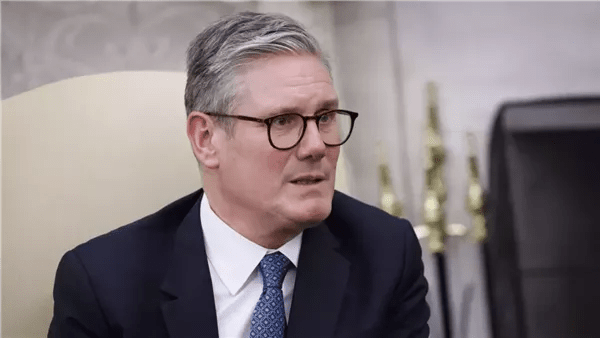 ستارمر يبحث مع ترامب حرية الملاحة في مضيق هرمز