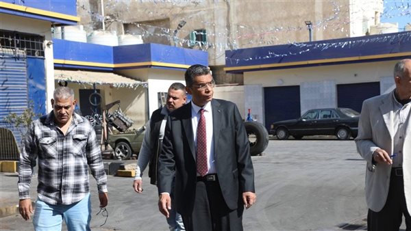 محافظ البحر الأحمر يتفقد محطات الوقود لمتابعة الالتزام بالتسعيرة الجديدة ومنع التكدسات