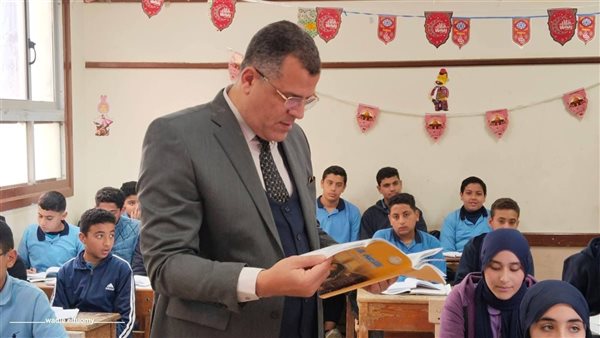 وكيل تعليم دمياط يناقش نظام البوكليت مع الطلاب 