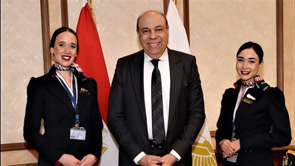وزير الطيران يثمن احترافية مضيفتي مصر للطيران لتصرفهما الإنساني على متن إحدى الرحلات الجوية 