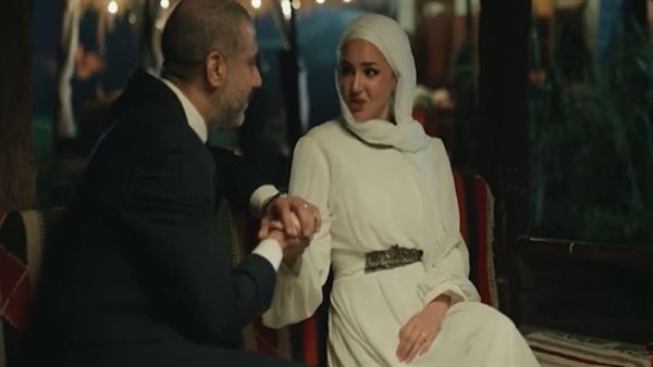 نور تشارك فرحة والدها أدهم بزواجه من المعلمة مريم وتتبادل المشاعر مع نبيلة فى أب ولكن