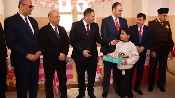 محافظ دمياط يوزع الهدايا على مؤسسات الرعاية بأول أيام عيد الفطر