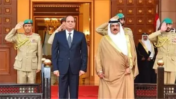 ملك البحرين يقيم مأدبة غداء للرئيس السيسي تكريمًا له خلال زيارته إلى المنامة