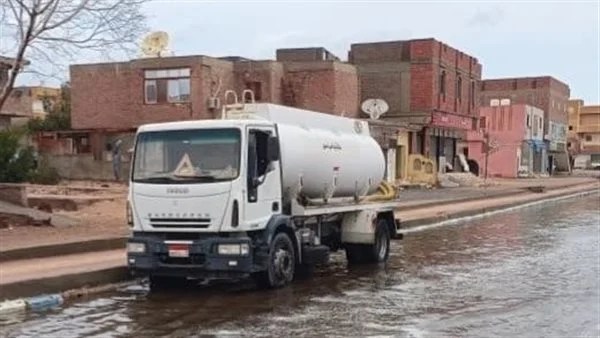 سحب مياه الأمطار بمدينة رأس غارب وطريق الشيخ فضل بالبحر الأحمر (صور) سحب مياه الأمطار بمدينة رأس غارب وطريق الشيخ فضل بالبحر الأحمر (صور)