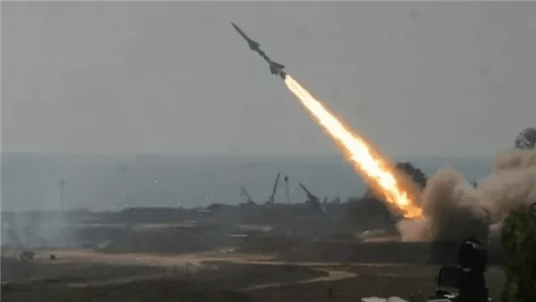 عاجل.. وزارة الدفاع الإماراتية: دفاعاتنا الجوية تتعامل مع اعتداءات صاروخية ومسيرات قادمة من إيران