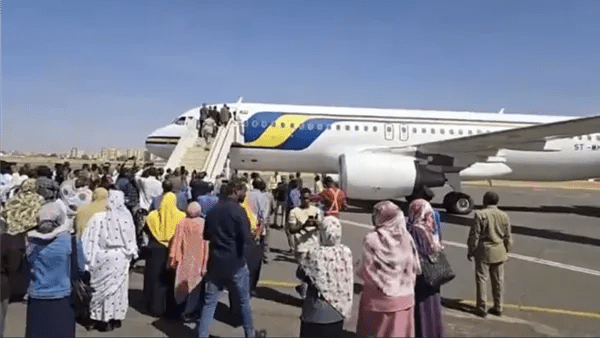 بدء العودة الطوعية للسودانيين من ليبيا ومصر عبر رحلات جوية وبرية