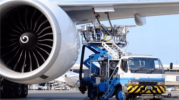 الاتحاد الأوروبى ينفى وجود أزمة وقود الطائرات رغم ارتفاع الأسعار