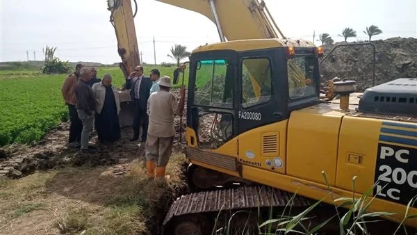 لرصد وإزالة مخالفات البناء.. جولة ميدانية لرئيس مركز دمياط بقرية الخياطة لمتابعة الخدمات