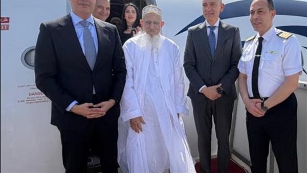 رئيس القابضة لمصر للطيران يودِّع سلطان البهرة علي متن رحلة مصر للطيران إلي مومبسا بكينيا