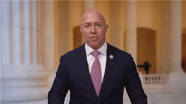 رئيس لجنة الشؤون الخارجية بالنواب الأمريكي: إيران عاجزة عن إغلاق هرمز بالكامل