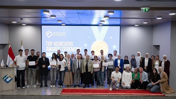 تكريم 72 من الطلاب المتفوقين.. واحتضان 12 طالبة وطالبة قطعت الوكالة الامريكية للتنمية منحهم