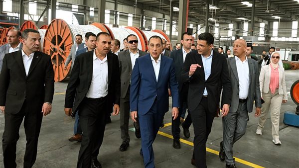 رئيس الوزراء يتفقد مصنع شركة الوادي للكابلات بمدينة السادات