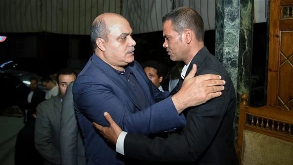 بمشاركة مثقفين وصحفيين وشخصيات عامة.. إقامة عزاء الشاعر والكاتب الصحفي سيد العديسي بمسجد عمر مكرم (صور)