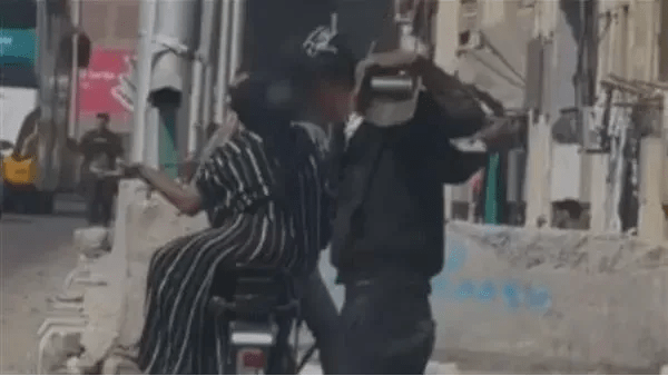 الأجهزة الأمنية تفحص فيديو يظهر شابًا يستولي على أجزاء حديدية من سور الطريق الدائري 