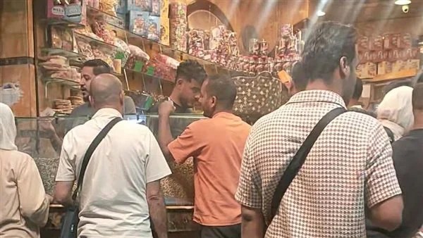 إقبال قياسي.. محال التسالي والمقرمشات كاملة العدد في ليلة وقفة عيد الأضحى