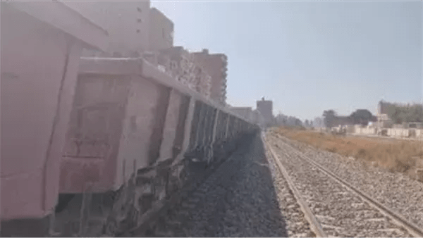 خروج عربة قطار بضائع عن القضبان بمحطة طهطا.. وتوقف حركة القطارات مؤقتًا