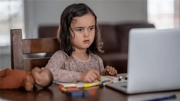 خبير: حظر الأطفال على المنصات الرقمية تحدٍ تقني معقد