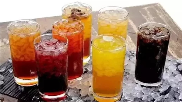 مخاطر المشروبات المثلجة في الطقس الحار 