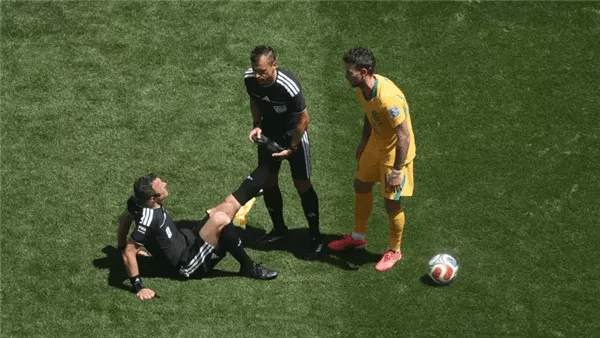بعد واقعة تسفاير.. ماذا يحدث عند إصابة حكم اللقاء في كأس العالم؟