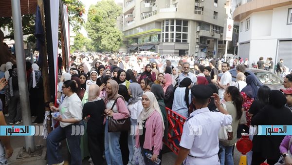 خروج طلاب الثانوية العامة من اللجان بعد انتهاء امتحان اللغة الأجنبية الثانية