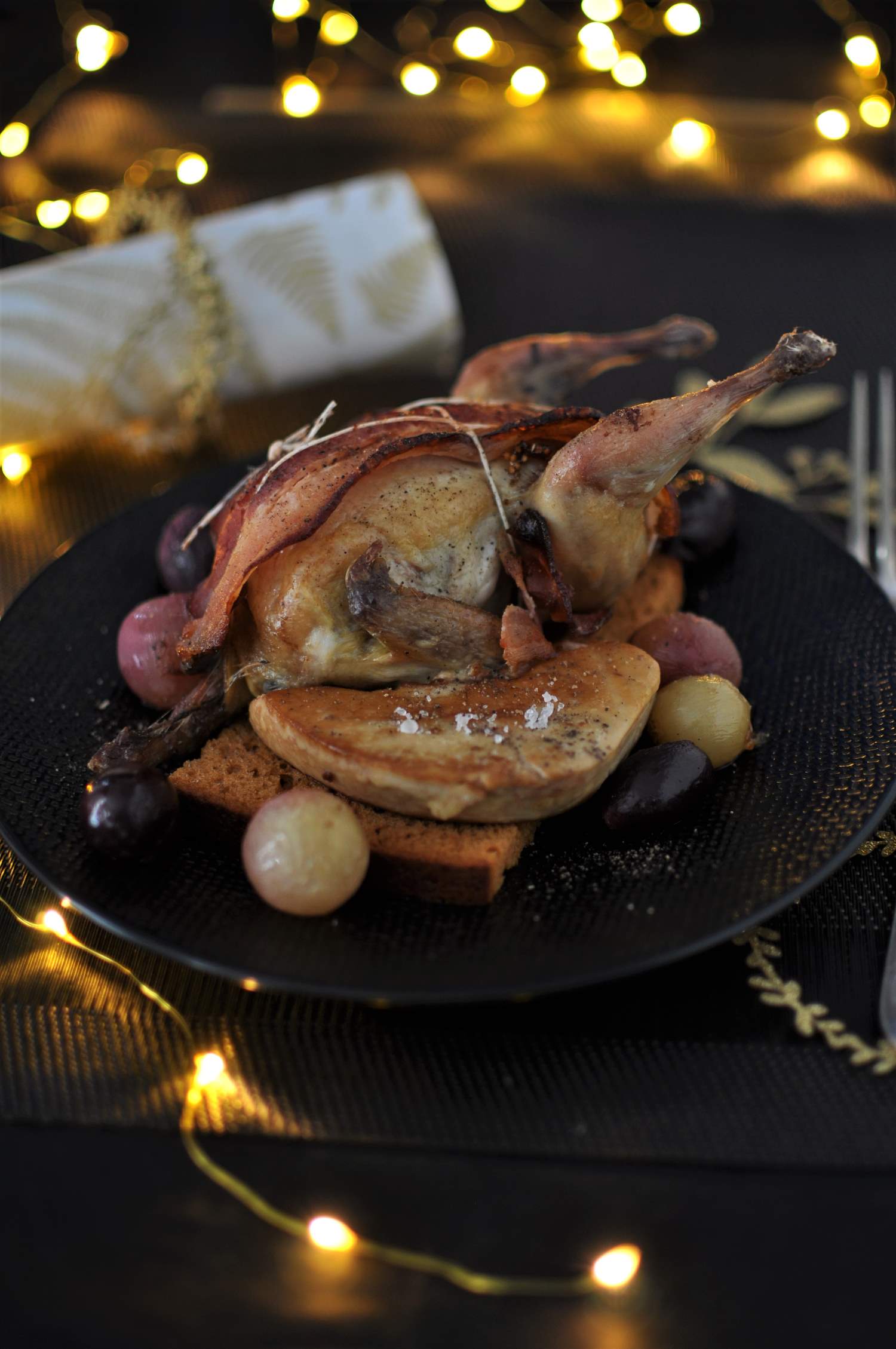 Cailles Farcies Au Foie Gras Et Raisins Blancs DOU Fanny - Cailles farcies aux pommes-figues, foie gras poêlé sur pain  d'épices et raisins confits - NOËL