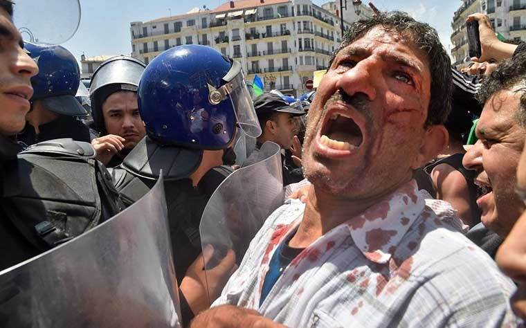 العصا والغاز المسيل للدموع في مواجهة الحراك بالجزائر(مع فيديو)