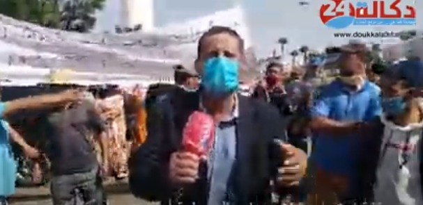 عدسة دكالة 24 تواكب المسيرة و الوقفة الاحتجاجية للذين تم افراغهم من السوق الاسبوعي بسيدي بنور
