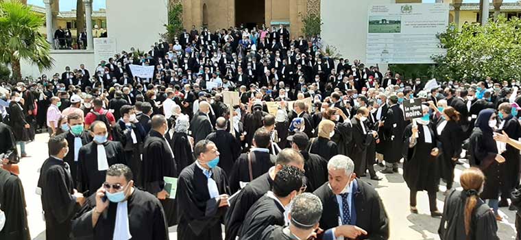 وقفة احتجاجية للمحامين بسبب إخلاء مكتب زميلهم بالدار البيضاء