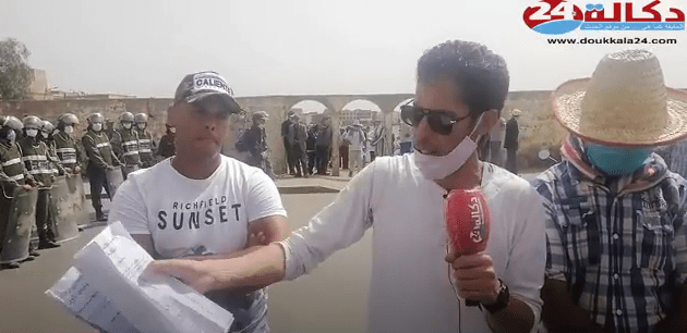 بالفيديو ” أصحاب الجوطية ” بين تنفيذ مسيرة احتجاجية و المحاصرة الأمنية بسيدي بنور