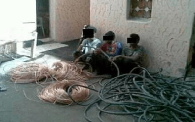 اعتقال ثلاثة أشخاص للاشتباه في ارتباطهم بشبكة إجرامية تنشط في سرقة الأسلاك الكهربائية والهاتفية.