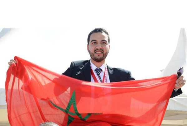 مهندس مغربي شاب يخترع قميص يحمي الأطفال من الاختطاف