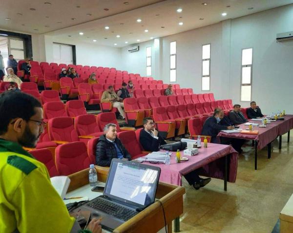 طالب باحث يناقش أطروحته لنيل الدكتوراه مرتديا زي عامل النظافة