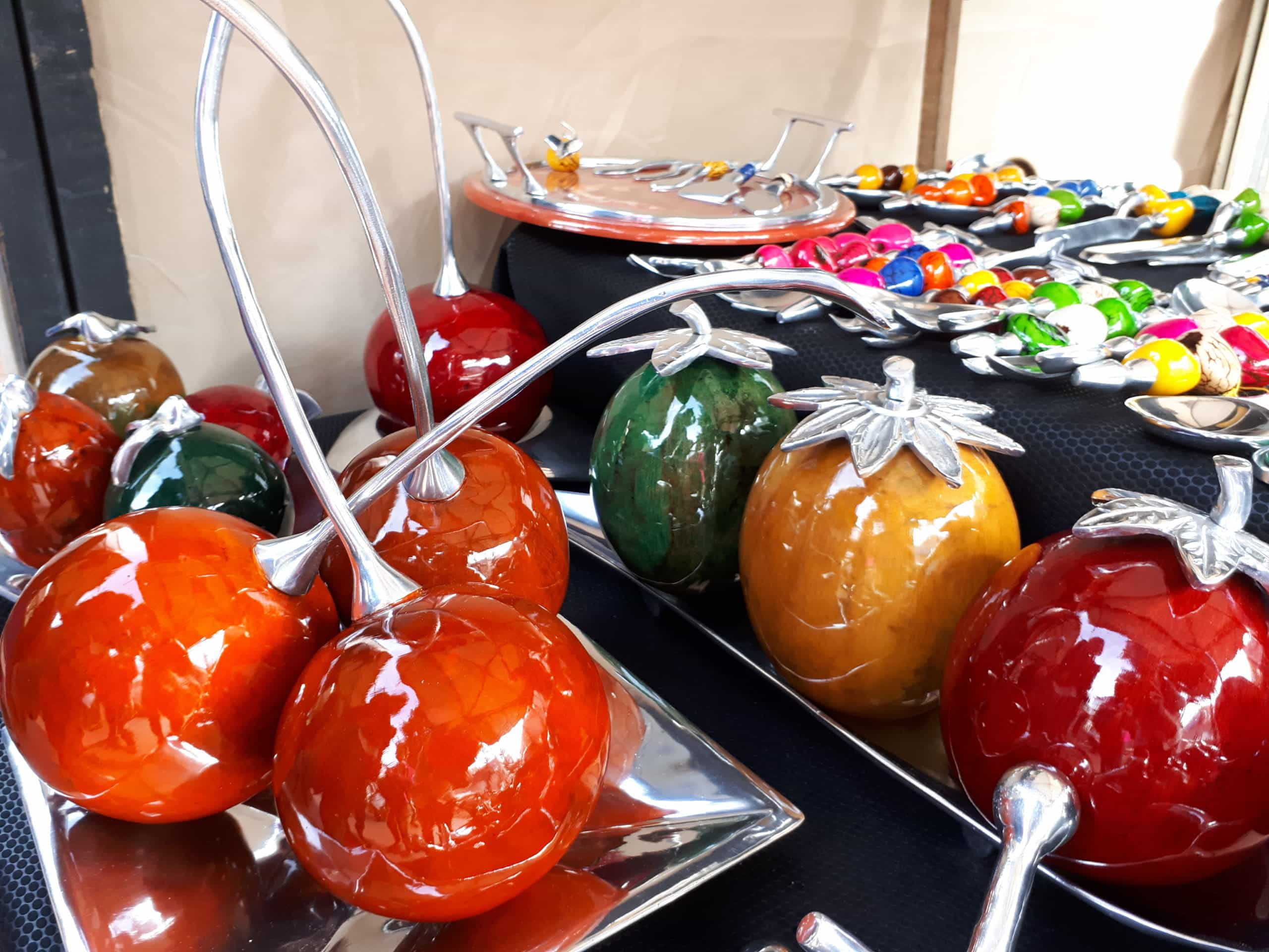 10 Best Souvenirs to Buy in Colombia - Resin & wood decor