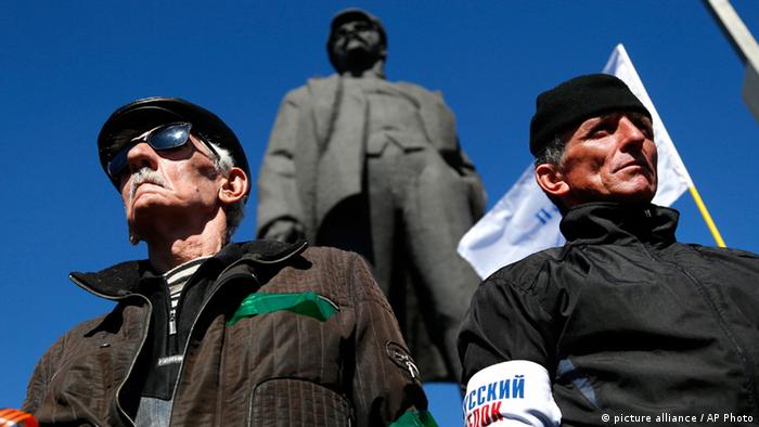 Проросійські активісти біля пам'ятника Леніну у Донецьку