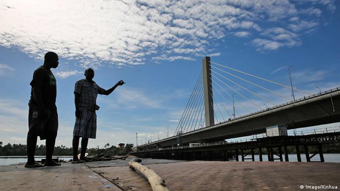 Tansania Dar Es Salaam Kigamboni Brücke Hängebrücke (Imago/Xinhua)